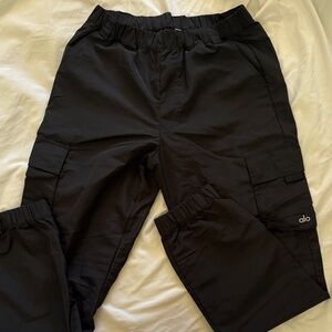 Alo Black ‘It Girl’ Cargo Lightweight Joggers - M